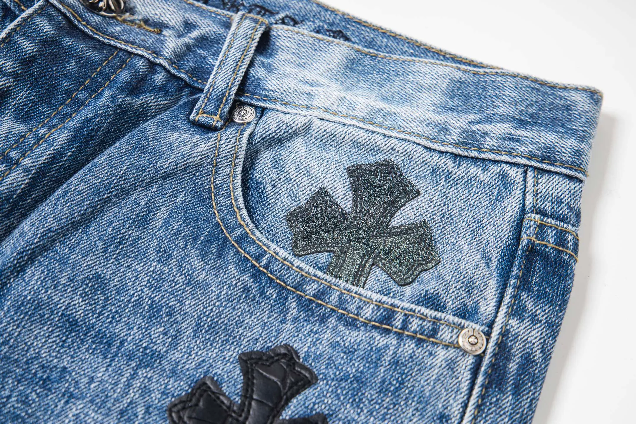 P280 High version (evergreen version) Chrome Hearts/Chrome Hearts 25FW CH starry sky leather cross bamboo jeans adopt starry sky themed leather elements, mostly in the shape of a cross, with glitter on the leather surface. Unique design with simple and elegant details, exquisite workmanship, neat lines and in-place details on the entire pair of pants! It’s also so cool that both men and women can easily control it. It’s a gender-neutral trendy up version. Style number: 1722# Color: blue Size: 28 30 32 34 36